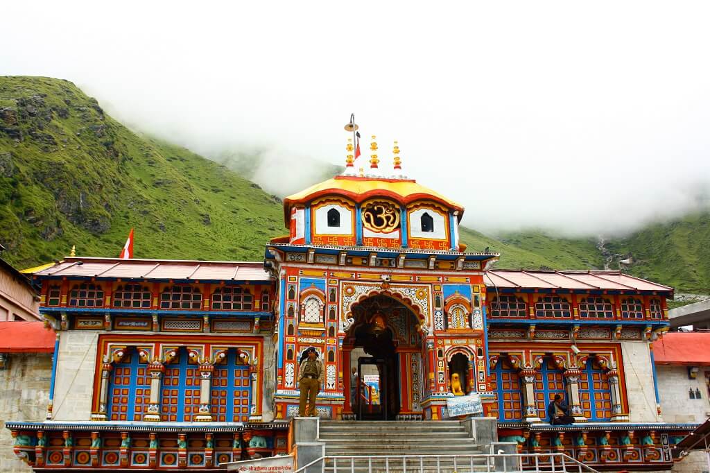 Badrinath-temple-yatra-chardhamyatra-tourpackages-tempotraveller